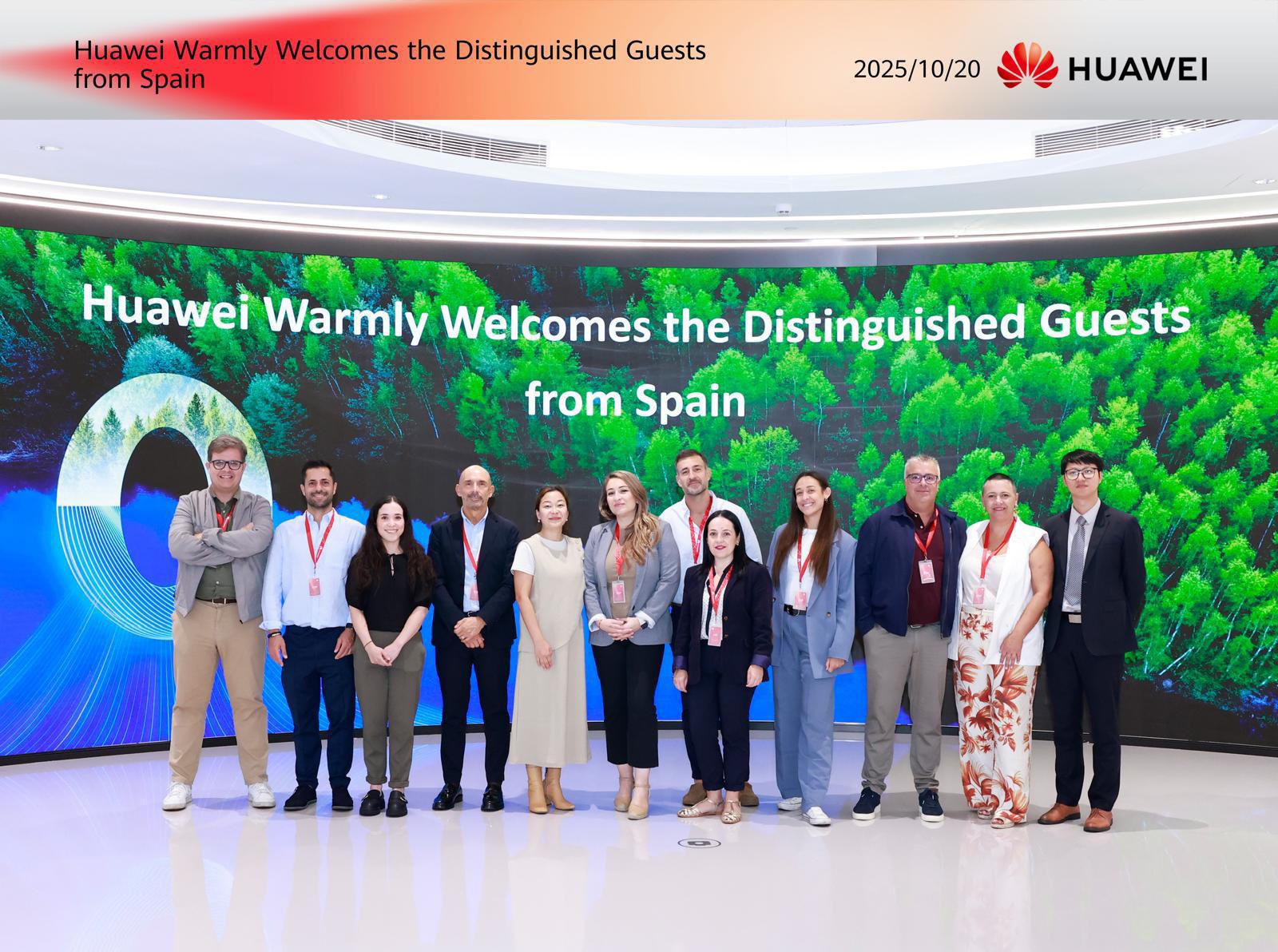 Equipo de Bluetree Group durante la visita técnica a Huawei Digital Power y LONGi Solar en China