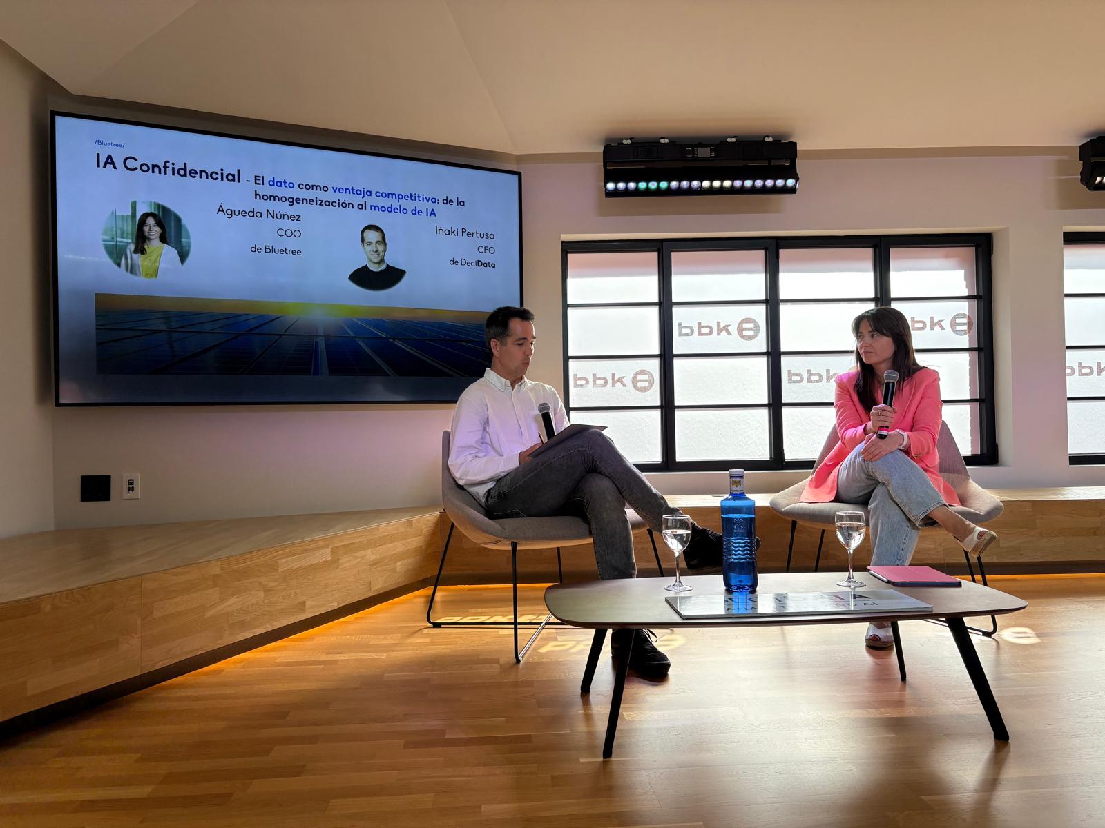 Águeda Núñez, COO de Bluetree Group, e Iñaki Pertusa, CEO de DECIDATA, durante la sesión IA Confidencial